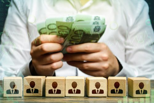 Figuren auf Würfeln und Hände mit Geldscheinen